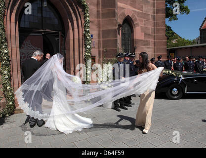 L'épouse Melissa Eliyesil arrive à son mariage à l'église avec le comte Charles von Faber-Castell à l'église Martin-Luther de Stein, Allemagne, 26 mai 2012. En plus des proches et amis, invités de différents pays sont attendus à la cérémonie. Photo : Albert Nieboer Banque D'Images