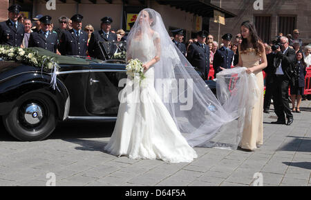 L'épouse Melissa Eliyesil arrive à son mariage à l'église avec le comte Charles von Faber-Castell à l'église Martin-Luther de Stein, Allemagne, 26 mai 2012. En plus des proches et amis, invités de différents pays sont attendus à la cérémonie. Photo : Albert Nieboer Banque D'Images