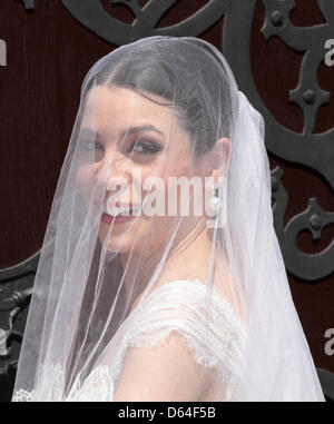 L'épouse Melissa Eliyesil arrive à son mariage à l'église avec le comte Charles von Faber-Castell à l'église Martin-Luther de Stein, Allemagne, 26 mai 2012. En plus des proches et amis, invités de différents pays sont attendus à la cérémonie. Photo : Albert Nieboer Banque D'Images