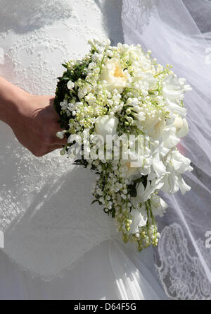 L'épouse Melissa Eliyesil est titulaire d'un bouquet de fleurs dans ses mains après son mariage à l'église avec le comte Charles von Faber-Castell à l'église Martin-Luther de Stein, Allemagne, 26 mai 2012. En plus des proches et amis, invités de différents pays sont attendus à la cérémonie. Photo : Albert Nieboer Banque D'Images