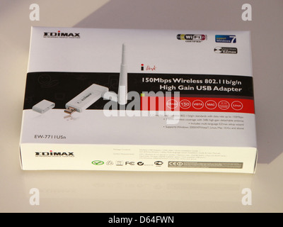 L'EW-7711USn est un adaptateur USB prenant en charge les normes de connectivité sans fil b/g/n, permettant aux périphériques de se connecter à des réseaux sans fil. Cet adaptateur est utile pour ajouter la prise en charge du réseau sans fil aux ordinateurs ou autres périphériques qui ne disposent pas de la fonction Wi-Fi intégrée. Banque D'Images