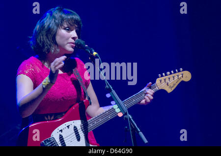 La chanteuse américaine Norah Jones joue sur la scène à l'opéra Alte Oper à Francfort, Allemagne, 26 mai 2012. Jones a présenté son nouvel album "Little Broken Hearts". Photo : Emily Wabitsch Banque D'Images