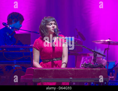 La chanteuse américaine Norah Jones joue sur la scène à l'opéra Alte Oper à Francfort, Allemagne, 26 mai 2012. Jones a présenté son nouvel album "Little Broken Hearts". Photo : Emily Wabitsch Banque D'Images