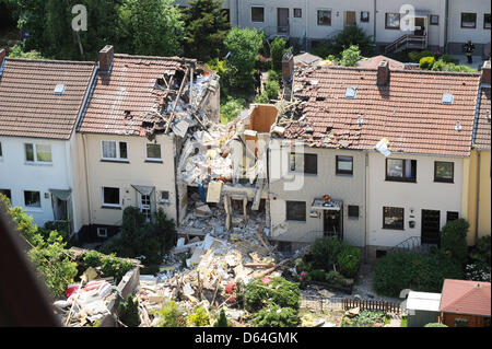 Une maison en rangée est complètement détruit après une grave explosion de gaz à Bremerhaven, Allemagne, 27 mai 2012. Un homme a été enseveli sous les ruines et gravement blessé. Les habitants de la maisons voisines, qui ont été également touchés, ont été évacués. La fuite de gaz sur le site de l'accident demeure. La zone a été bouclée par la police. Photo : Ingo Wagner Banque D'Images