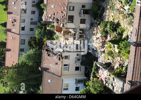 Une maison en rangée est complètement détruit après une grave explosion de gaz à Bremerhaven, Allemagne, 27 mai 2012. Un homme a été enseveli sous les ruines et gravement blessé. Les habitants de la maisons voisines, qui ont été également touchés, ont été évacués. La fuite de gaz sur le site de l'accident demeure. La zone a été bouclée par la police. Photo : Ingo Wagner Banque D'Images