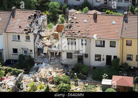 Une maison en rangée est complètement détruit après une grave explosion de gaz à Bremerhaven, Allemagne, 27 mai 2012. Un homme a été enseveli sous les ruines et gravement blessé. Les habitants de la maisons voisines, qui ont été également touchés, ont été évacués. La fuite de gaz sur le site de l'accident demeure. La zone a été bouclée par la police. Photo : Ingo Wagner Banque D'Images