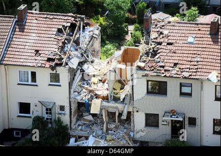 Une maison en rangée est complètement détruit après une grave explosion de gaz à Bremerhaven, Allemagne, 27 mai 2012. Un homme a été enseveli sous les ruines et gravement blessé. Les habitants de la maisons voisines, qui ont été également touchés, ont été évacués. La fuite de gaz sur le site de l'accident demeure. La zone a été bouclée par la police. Photo : Ingo Wagner Banque D'Images