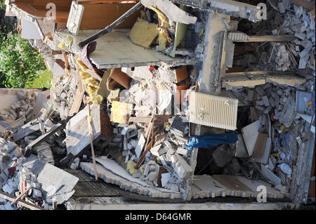 Une maison en rangée est complètement détruit après une grave explosion de gaz à Bremerhaven, Allemagne, 27 mai 2012. Un homme a été enseveli sous les ruines et gravement blessé. Les habitants de la maisons voisines, qui ont été également touchés, ont été évacués. La fuite de gaz sur le site de l'accident demeure. La zone a été bouclée par la police. Photo : Ingo Wagner Banque D'Images