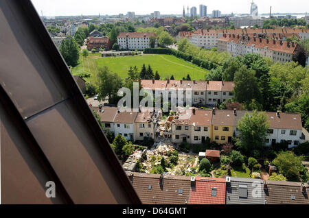 Une maison en rangée est complètement détruit après une grave explosion de gaz à Bremerhaven, Allemagne, 27 mai 2012. Un homme a été enseveli sous les ruines et gravement blessé. Les habitants de la maisons voisines, qui ont été également touchés, ont été évacués. La fuite de gaz sur le site de l'accident demeure. La zone a été bouclée par la police. Photo : Ingo Wagner Banque D'Images