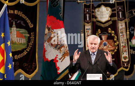 Le premier ministre bavarois Horst Seehofer (CSU) prend la parole lors de la 63e Journée d'Allemands des Sudètes à Nuremberg, Allemagne, 27 mai 2012. La devise de cette année est 'Prendre soin de l'avenir - Assurer l'avenir'. Photo : Karl-Josef Opim Banque D'Images