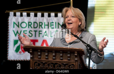 Le premier ministre de Rhénanie du Nord-Westphalie, Hannelore Kraft, ouvre la journée de Rhénanie du Nord-Westphalie à Detmold, Allemagne, 27 mai 2012. Beaucoup de gens vont célébrer le 66e anniversaire du comté avec une street party. Photo : Bernd Thissen Banque D'Images