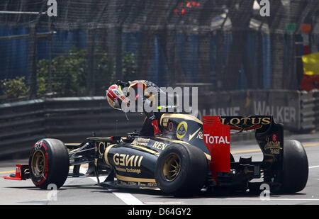 Le Français Romain Grosjean Pilote de Formule 1 de Lotus sort de sa voiture après qu'il s'est écrasé pendant le début de la 2012 Monaco Grand Prix de Formule 1 au circuit de Monte Carlo, à Monaco, le 27 mai 2012. Photo : Jens Buettner  + + +(c) afp - Bildfunk + + + Banque D'Images