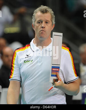 L'entraîneur de l'équipe de volley-ball allemand Heynen Vital est photographié pendant un groupe d match entre l'Allemagne et le Portugal à ballsporthalle à Francfort, Allemagne, le 25 mai 2012. Photo : Arne Dedert Banque D'Images