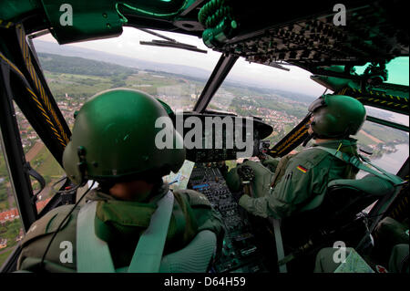 Un hélicoptère de l'armée allemande fait partie de la gestion d'urgence en 2012 répétition TERREX Füssen, Allemagne, 24 mai 2012. TERREX 2012 est un civil-militaire, la répétition générale du 22 jusqu'au 24 mai 2012. Environ 2500 personnes en provenance de l'Allemagne, l'Autriche et la Suisse y participent. Photo : Sven Hoppe Banque D'Images