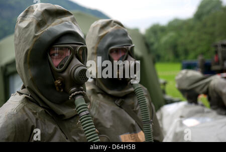 Les soldats autrichiens avec masques à gaz prennent part à la gestion d'urgence en Kuftsein 2012 répétition TERREX, Autriche, 24 mai 2012. TERREX 2012 est un civil-militaire, la répétition générale du 22 jusqu'au 24 mai 2012. Environ 2500 personnes en provenance de l'Allemagne, l'Autriche et la Suisse y participent. Photo : Sven Hoppe Banque D'Images