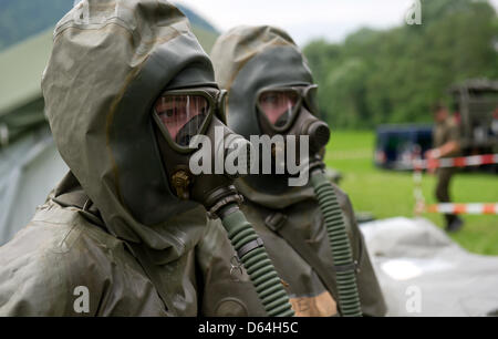 Les soldats autrichiens avec masques à gaz prennent part à la gestion d'urgence en Kuftsein 2012 répétition TERREX, Autriche, 24 mai 2012. TERREX 2012 est un civil-militaire, la répétition générale du 22 jusqu'au 24 mai 2012. Environ 2500 personnes en provenance de l'Allemagne, l'Autriche et la Suisse y participent. Photo : Sven Hoppe Banque D'Images