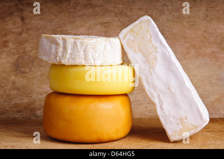Fromage traditionnel de groupe différentes sur un fond de bois vintage Banque D'Images