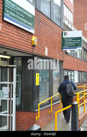 Wood Green, Haringey, Londres, Royaume-Uni. 12 avril 2013. Haringey, centre de service à la clientèle, dans le bois vert. Borough Haringey avec Croydon, Enfield et Bromley est un avantage la zone pilote du lundi, parce qu'il a "le plus haut pourcentage de bénéfice potentiel des demandeurs de la PAC, l'avantage est une limite sur le total des paiements de prestations que les personnes en âge de travailler sont en mesure de recevoir. Matthieu Chattle / Alamy Live News Banque D'Images