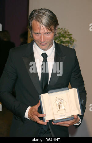 Gagnant du meilleur acteur Mads Mikkelsen pose à la photocall gagnants du 65ème Festival de Cannes au Palais des Festivals de Cannes, France, le 27 mai 2012. Photo : Hubert Boesl Banque D'Images