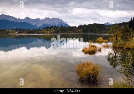 Paysage calme avec lac et montagnes sauvages Banque D'Images