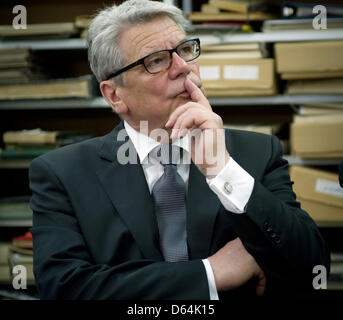 Le Président allemand Joachim Gauck se trouve dans le les archives de Yad Vashem à Jérusalem, Israël, le 29 mai 2012. Le chef de l'Etat allemand va rester en Israël et les territoires palestiniens pendant plusieurs jours. Photo : MAJA HITIJ Banque D'Images