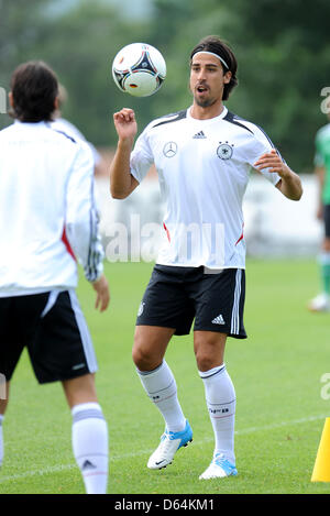 Le joueur de soccer national allemand Sami Khedira (R) prend part à une session de formation de l'équipe nationale de football allemande à Tourrettes, France, 30 mai 2012. L'équipe nationale de football allemande se prépare pour l'UEFA Euro 2012 Championnat de soccer dans un camp d'entraînement dans le sud de la France. Photo : Andreas GEBERT Banque D'Images