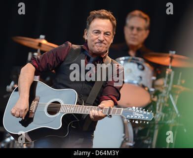 Chanteur de rock américain Bruce Springsteen joue sur la scène avec son E Street Band au stade olympique de Berlin, Allemagne, 30 mai 2012. Le musicien est tournée de l'Europe avec son boulet de la Tour 2012. Photo : Britta Pedersen Banque D'Images