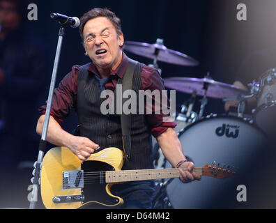 Chanteur de rock américain Bruce Springsteen joue sur la scène avec son E Street Band au stade olympique de Berlin, Allemagne, 30 mai 2012. Le musicien est tournée de l'Europe avec son boulet de la Tour 2012. Photo : Britta Pedersen Banque D'Images