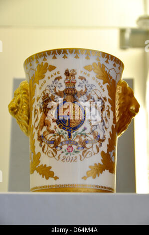 Des souvenirs pour le jubilé de diamant de la Reine est représentée à un stand de souvenirs au palais de Holyroodhouse à Edimbourg, Ecosse, le 26 mai 2012. La reine Elizabeth a été proclamée le 6 février 1952, le jour de la mort du roi George VI. Du 2 au 5 juin 2012, les célébrations officielles de la Queens 60e jubilé en bureau sont tenues à Londres, en Angleterre. Photo : Cordula Donhauser Banque D'Images