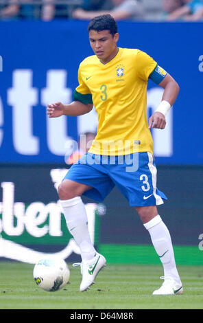 Thiago Silva du Brésil lance la balle pendant le match de football amical international France contre le Brésil à l'Imtech Arena de Hambourg, Allemagne, 26 mai 2012. Photo : Marcus Brandt dpa/lno Banque D'Images