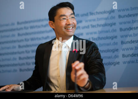 Le ministre allemand de l'économie Philipp Roesler assiste à la présentation de son nouveau concept d'innovation à Berlin, Allemagne, 31 mai 2012. C'est le but de son concept d'augmenter le nombre d'entreprises innovantes et la recherche en Allemagne et à maintenir l'excellente note de l'Allemagne en tant que lieu d'affaires innovatrices. Photo : Michael Kappeler Banque D'Images