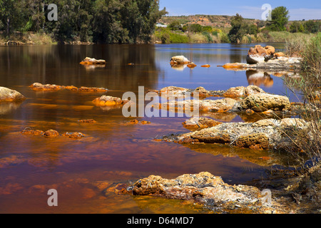 Rio acide ()river Tinto dans niebla (Huelva) Banque D'Images