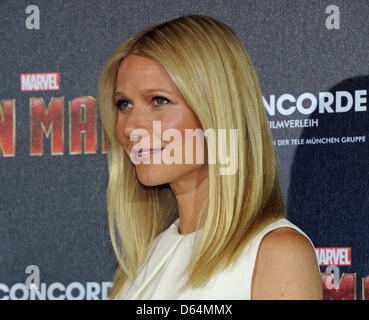 Munich, Allemagne. 12 avril 2013. Actrice Gwyneth Paltrow nous pose pour l'appareil photo à l'hôtel Bayerischer Hof à Munich, Allemagne, 12 avril 2013. Gwyneth Paltrow et Robert Downey Jr. a présenté son nouveau film 'Iron Man 3', qui est en vedette dans les salles allemandes le 01 mai 2013. Photo : URSULA DUEREN/dpa/Alamy Live News Banque D'Images