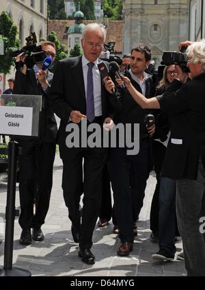 L'artiste allemand et talk show host Harald Schmidt arrive pour le service funéraire de la fin de l'animateur de télévision allemand Kurt Felix à Saint-Gall, Suisse, le 31 mai 2012. L'ancien présentateur du jeu télévisé Allemand 'Verstehen Sie Spass' est décédé l'âge de 71 ans le 16 mai 2012. Photo : Patrick Seeger Banque D'Images