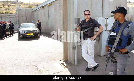 Le personnel de sécurité guard le changement de voitures du président allemand au cours de sa route de l'Territoires palestiniens en Israël en Cisjordanie, Territoires Palestiniens, le 31 mai 2012. Le chef de l'état allemand est actuellement en visite d'état d'Israël et les territoires palestiniens. Photo : WOLFGANG KUMM Banque D'Images