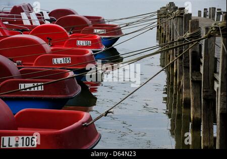 Plusieurs bateaux sont amarrés à la pédale d'une jetée au lac Ammer près de Diessen am Ammersee, Allemagne, 30 mai 2012. Temps incertain a été prédite pour la Haute-bavière jusqu'au 01 juin 2012. Photo : Nicolas Armer Banque D'Images