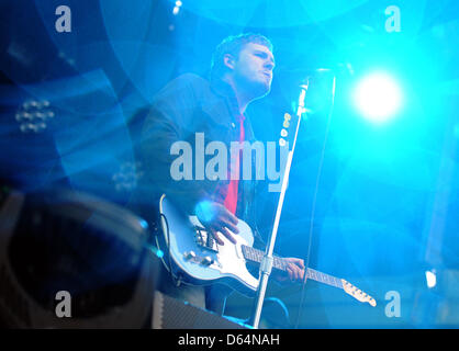 Singer Brian Fallon de la bande nous le Gaslight Anthem joue sur la scène pendant un concert au Citadelle à Berlin, Allemagne, 31 mai 2012. Photo : Britta Pedersen Banque D'Images