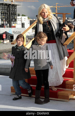 La Princesse héritière Mette-Marit de Norvège, Maud Angelica Behn et la Princesse Ingrid Alexandra arrivent pour un concert en plein air sur le toit de l'Opéra d'Oslo s pour célébrer le 75 anniversaire du roi Harald et la reine Sonja, 31 mai 2012. Photo : Albert Nieboer/PRE - Pays-Bas OUT Banque D'Images