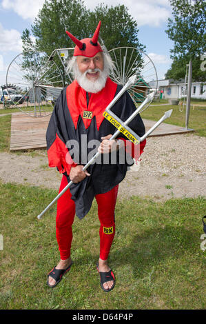 Location designer Dieter (Didi Senft) se place en avant du, d'après les rapports de son constructeur, 'plus grande location fonctionnelle dans le monde' dans Pudagla, Allemagne, 01 juin 2012. Didi's location est 7,80 mètres de long, 3,70 mètres de haut, avec un rayon de roue de 3,32 mètres et pèse 150 kilogrammes. Jusqu'à maintenant, il a eu 17 Guiness Book records. Le vélo fait partie d'une exposition particulière au Banque D'Images