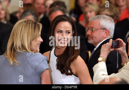 Barbara Bush (à gauche) et Jenna Bush-Hager(Droite) ont leur photo prise lors de la cérémonie de dévoilement du portrait officiel de la Maison Blanche de leurs parents, de l'ancien Président des États-Unis George W. Bush et la Première dame Laura Bush à la Maison Blanche à Washington DC, le jeudi 31 mai 2012. .Crédit : Chris Kleponis / CNP Banque D'Images