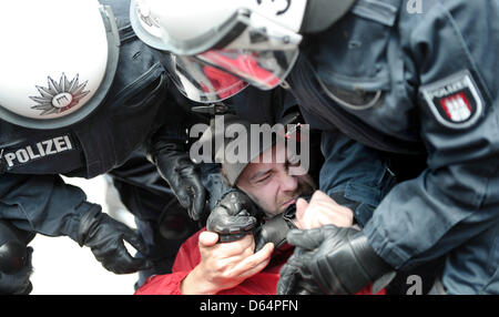 Les agents de police arrestation un manifestant lors d'un rassemblement contre une marche de l'extrême droite à la "Journée de l'avenir" allemand à Hambourg, Allemagne, 02 juin 2012. Plusieurs milliers manifestent contre le rassemblement néo-nazi. Photo : CHRISTIAN CHARISIUS Banque D'Images