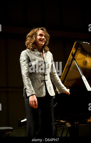 Pianiste française Hélène Grimaud est à côté d'un grand piano après son concert au cours du Festival de musique de Dresde à la Semperoper à Dresde, Allemagne, 1 juin 2012. Grimaud a reçu le Prix du Festival de musique de Dresde qui est doté de 25 000 euros. Grimaud a été décerné pour son travail artistique en tant que musicien et pour son engagement social en tant qu'ambassadeur de bonne volonté pour la 'Internation Banque D'Images