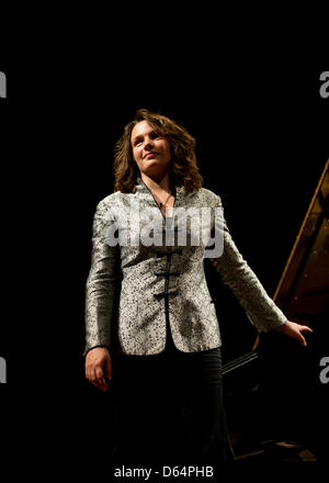 Pianiste française Hélène Grimaud est à côté d'un grand piano après son concert au cours du Festival de musique de Dresde à la Semperoper à Dresde, Allemagne, 1 juin 2012. Grimaud a reçu le Prix du Festival de musique de Dresde qui est doté de 25 000 euros. Grimaud a été décerné pour son travail artistique en tant que musicien et pour son engagement social en tant qu'ambassadeur de bonne volonté pour la 'Internation Banque D'Images