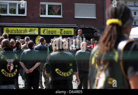 Les membres du club Satudarah à bascule néerlandais devant le pavillon de l'Clown-Town à Duisburg, Allemagne, 02 juin 2012. Autour de 300 clubs différents de rockers se sont réunis pour fonder un chapitre de la Dutch Satudarah. Photo : DANIEL NAUPOLD Banque D'Images