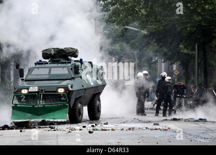 Les agents de police clairement le domaine de barricades érigées par des contre-manifestants d'un rassemblement néo-nazi à Hambourg, Allemagne, 02 juin 2012. Plusieurs milliers de personnes, dont une grande alliance de partis, syndicats, associations, églises, ainsi que des groupes autonomes ont manifesté contre une marche de l'extrême droite sur la co-appelé 'Day' avenir de l'allemand à Hambourg. Photo : Christian Cha Banque D'Images