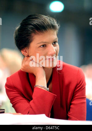 Vice-présidente du parti de gauche Sahra Wagenknecht assiste à la réunion du parti fédéral de la gauche à Goettingen, Allemagne, 03 juin 2012. Les délégués ont élu les nouveaux dirigeants de la gauche à la réunion du parti fédéral à Goettingen. Photo : JOCHEN LUEBKE Banque D'Images