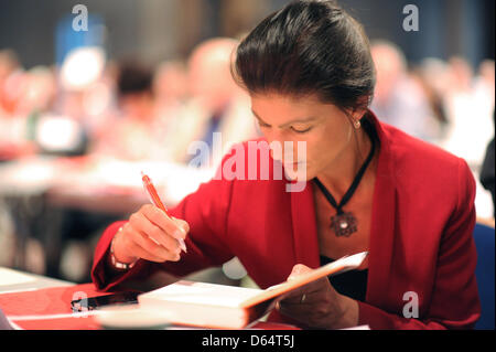 Vice-présidente du parti de gauche Sahra Wagenknecht assiste à la réunion du parti fédéral de la gauche à Goettingen, Allemagne, 03 juin 2012. Les délégués ont élu les nouveaux dirigeants de la gauche à la réunion du parti fédéral à Goettingen. Photo : JOCHEN LUEBKE Banque D'Images