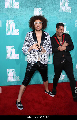 Musiciens Anders Holm (l) et Adam DeVine de 'LMFAO' arrivent sur le tapis rouge des MTV Movie Awards 2012 au Gibson Amphitheatre à Universal City, USA, le 03 juin 2012. Photo : Hubert Boesl Banque D'Images