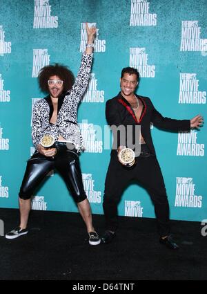 Les musiciens nous Red Foo (L) et le ciel bleu de la bande 'LMFAO' poser dans la salle de presse de la MTV Movie Awards 2012 au Gibson Amphitheatre à Universal City, USA, 03 juin 2012. Photo : Hubert Boesl Banque D'Images