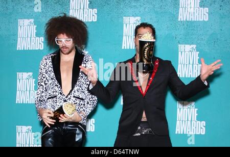 Les musiciens nous Red Foo (L) et le ciel bleu de la bande 'LMFAO' poser dans la salle de presse de la MTV Movie Awards 2012 au Gibson Amphitheatre à Universal City, USA, 03 juin 2012. Photo : Hubert Boesl Banque D'Images